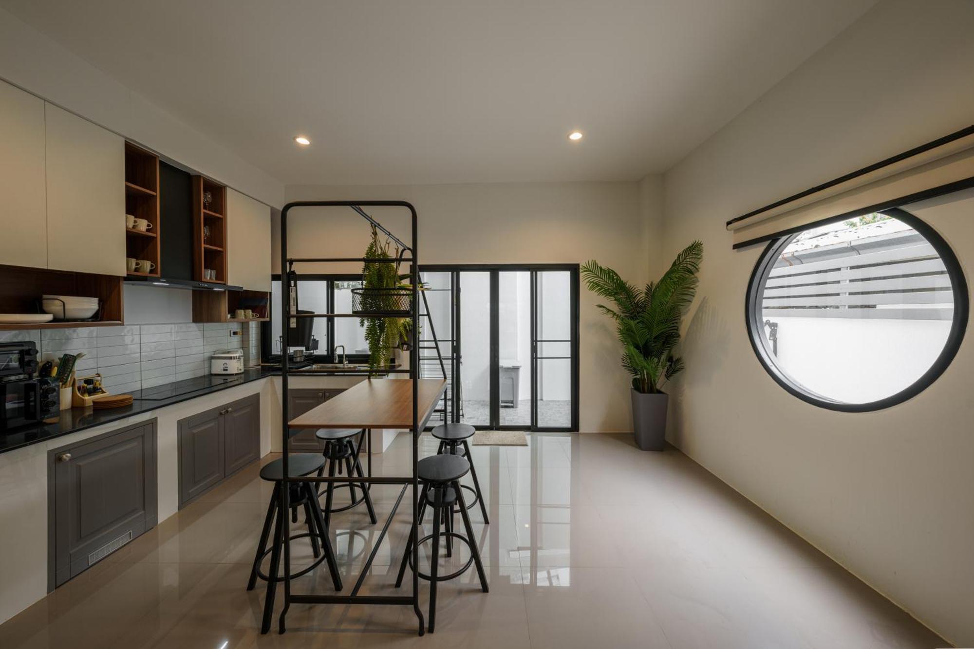 Holiday home New Stylish Modern 4br 12pax 200m Bts Phrakhanong *