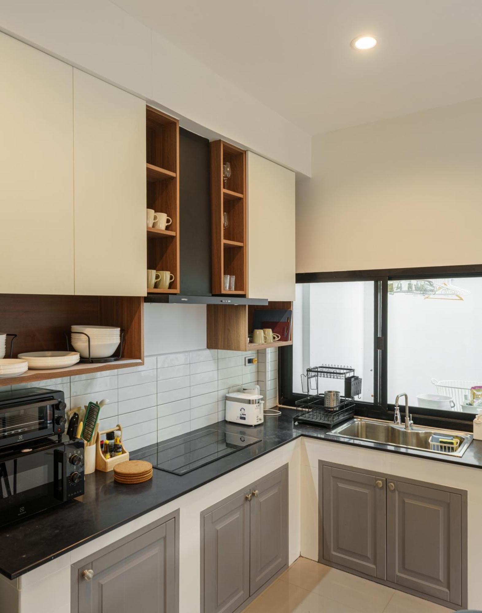 New Stylish Modern 4br 12pax 200m Bts Phrakhanong Bangkok