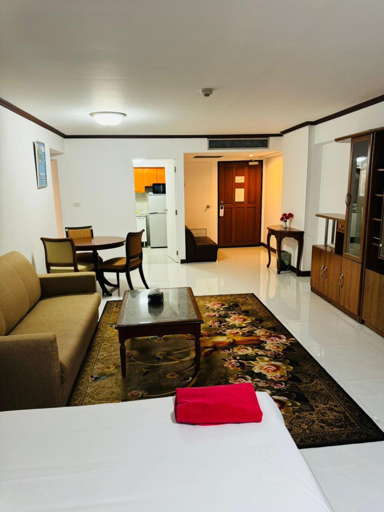 Spacious 1,2 & 3 Bedroom Serviced Apartments Omni - Nana Bts Apartment