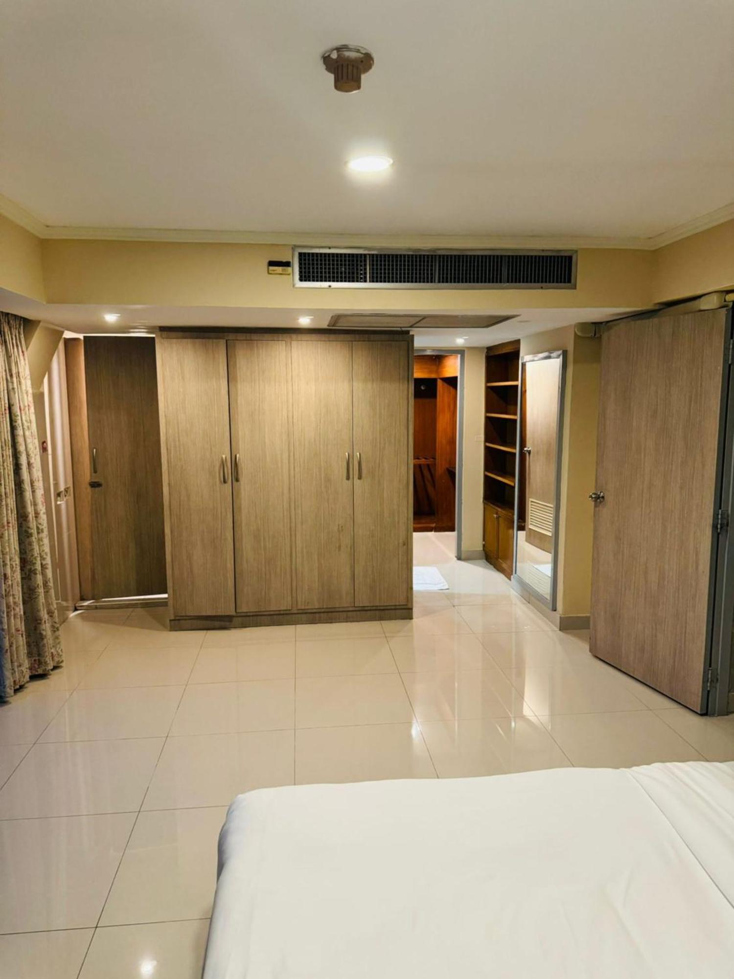 Spacious 1,2 & 3 Bedroom Serviced Apartments Omni - Nana Bts Apartment Bangkok