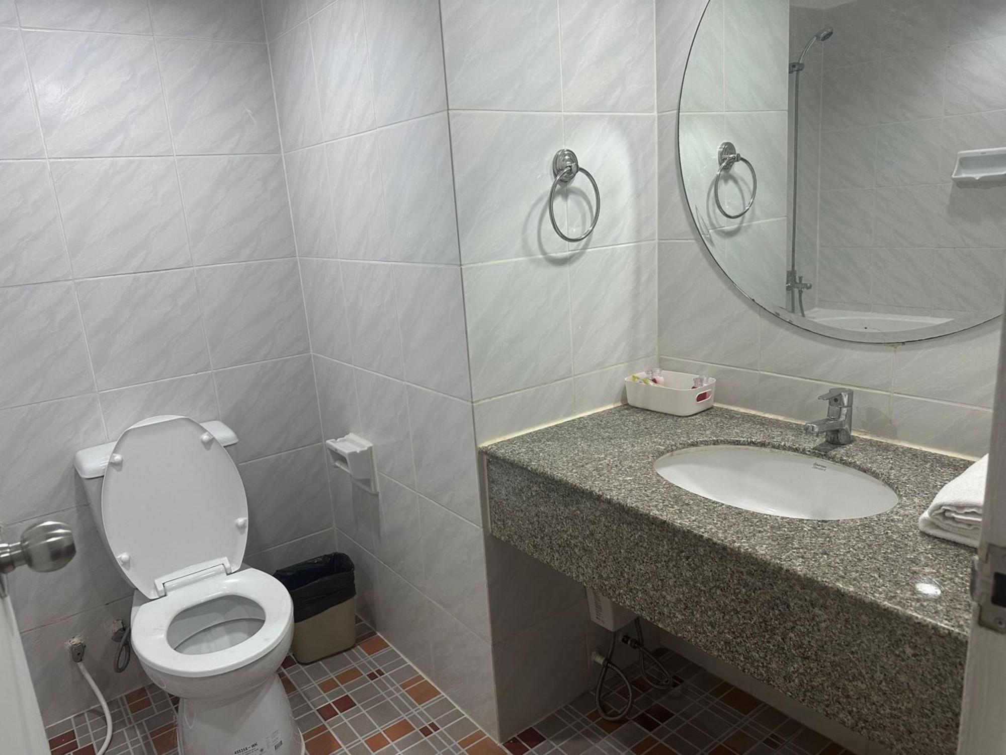 Spacious 1,2 & 3 Bedroom Serviced Apartments Omni - Nana Bts Apartment *