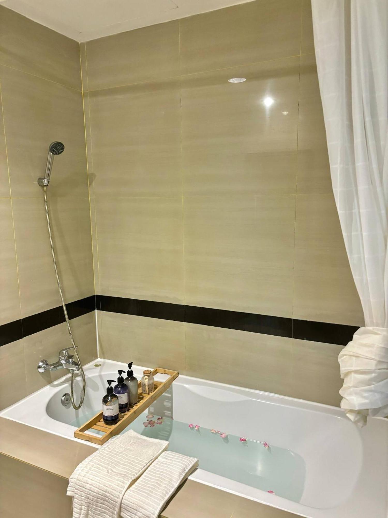 Azure Dreams King Retreat Near Bts & Fast Wifi Apartment