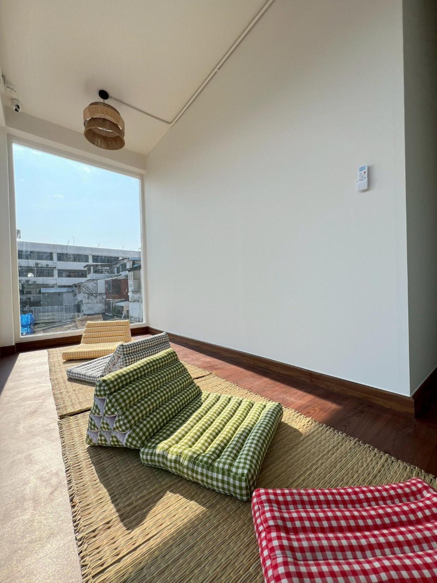 Ease At Sathorn And Coworking Space Hostel *