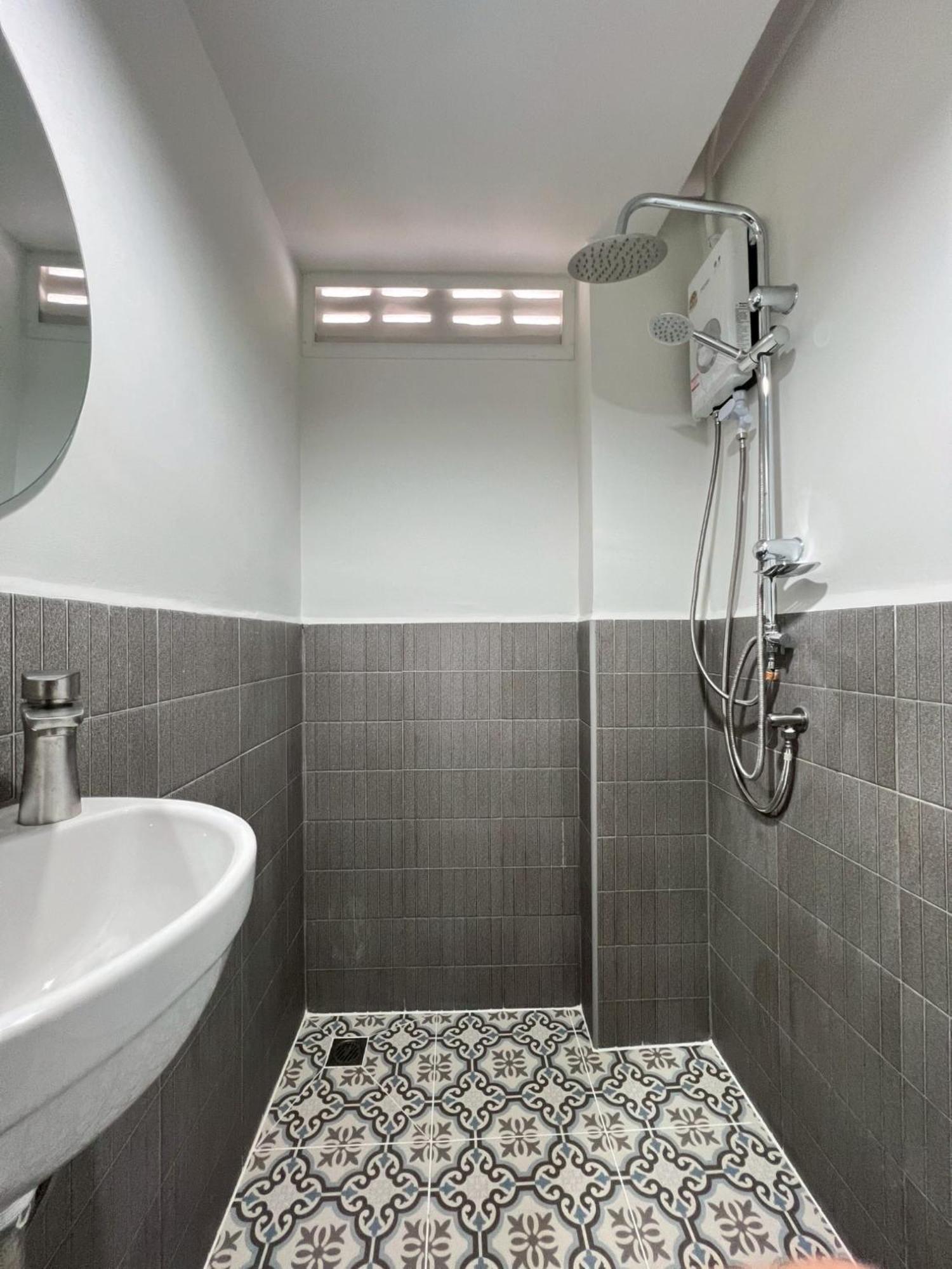 Ease At Sathorn And Coworking Space Hostel Bangkok