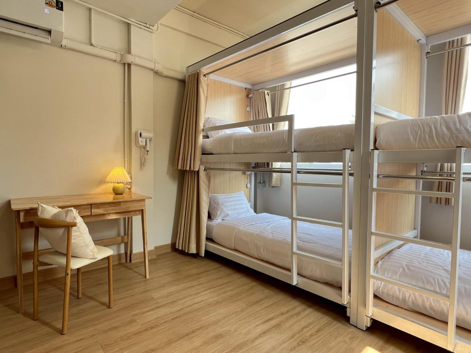 Ease At Sathorn And Coworking Space Hostel