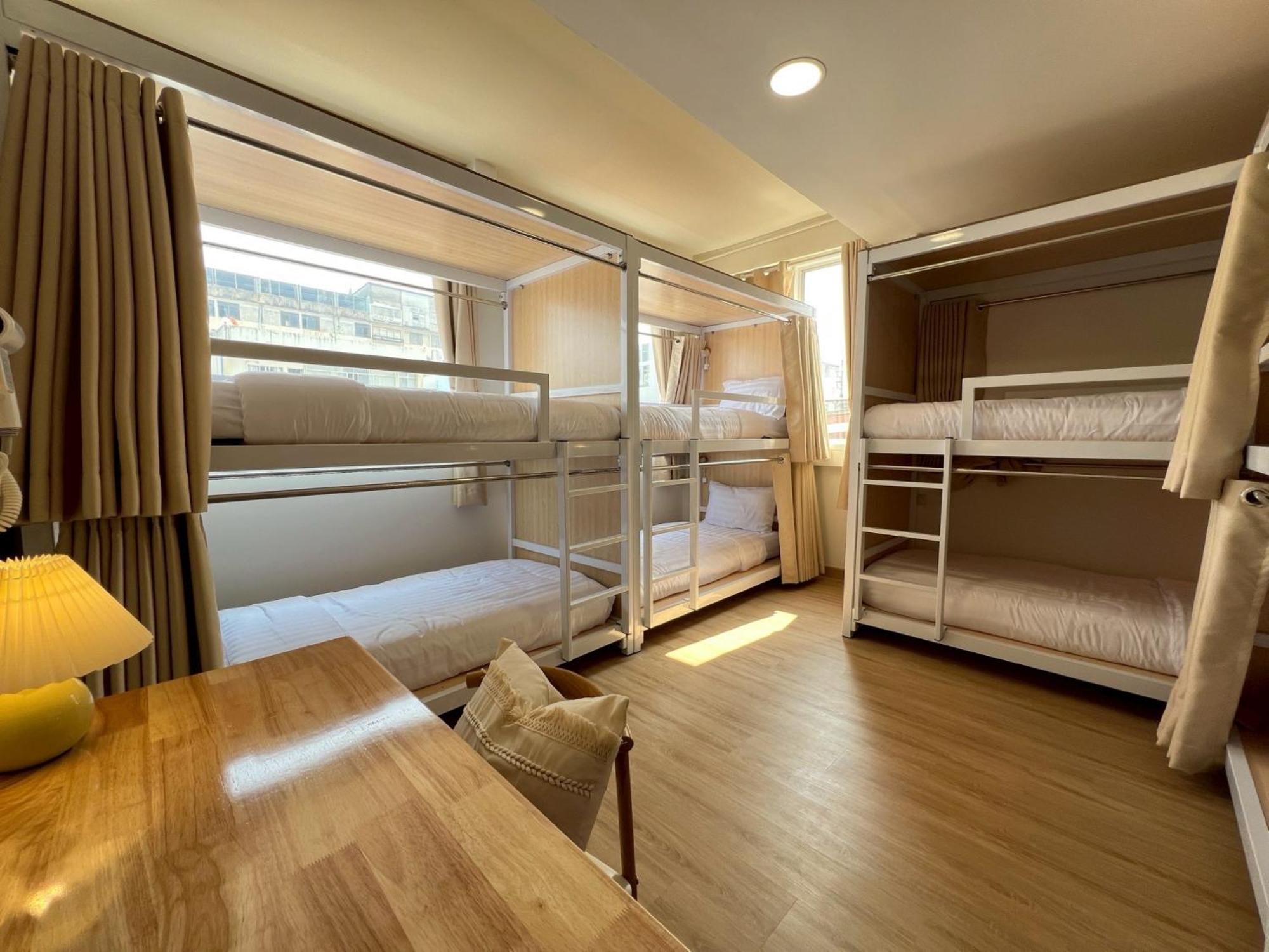 Ease At Sathorn And Coworking Space Hostel