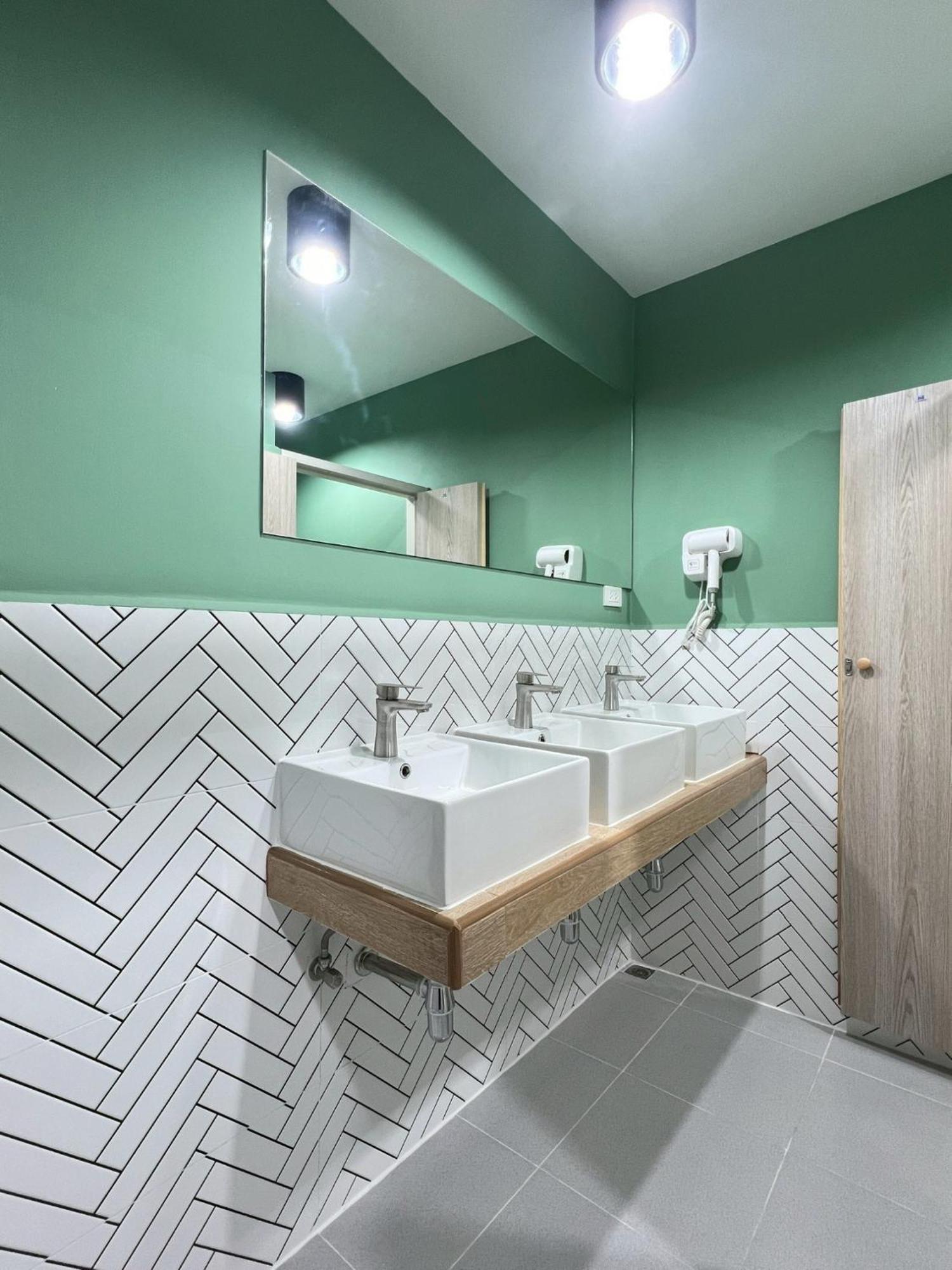 Hostel Ease At Sathorn And Coworking Space