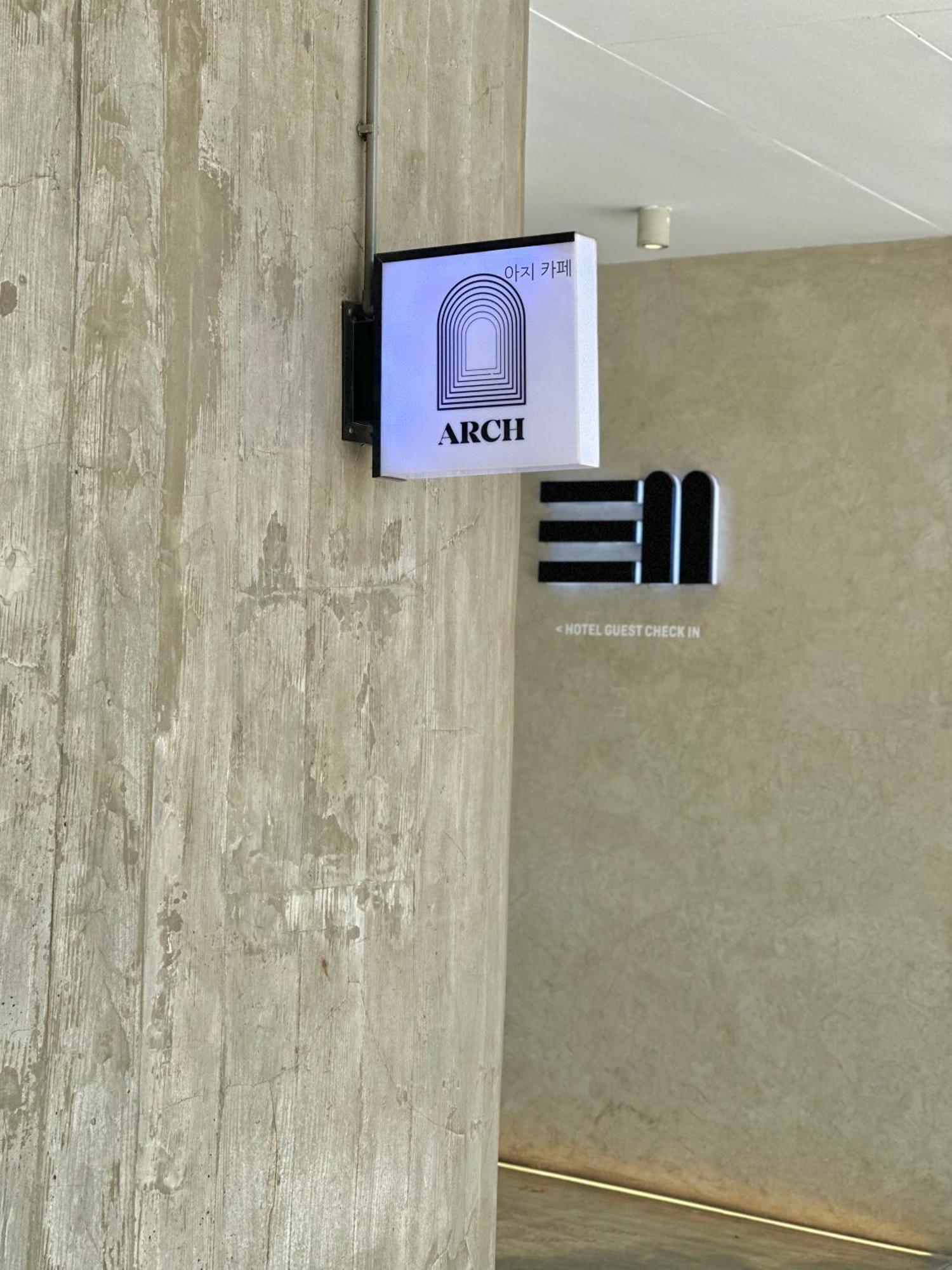 E11 - Bts Punnawithi Hotel