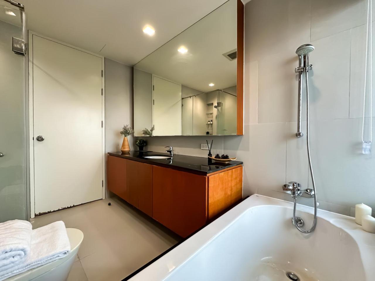 Apartment Spacious High Rise 2br - Ultra Fast Wifi - Phrom Phong *