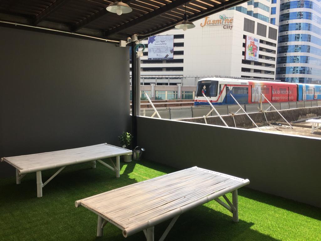Liveitup Asok By D Varee Hostel