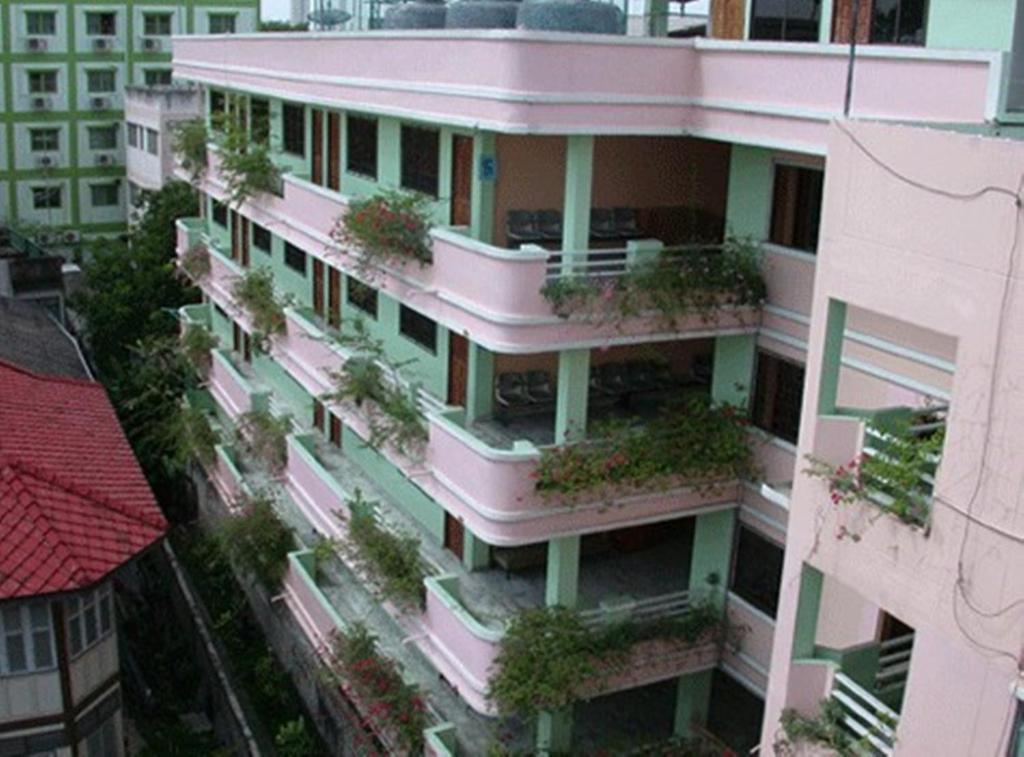 Phraarthit Mansion Hostel