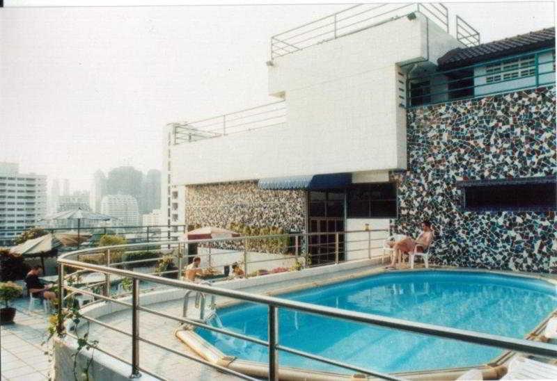 Royal Sukhumvit Lodge *
