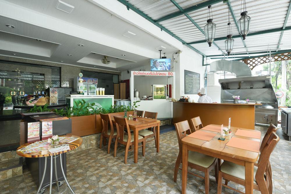 Executive Club At Windsor Hotel