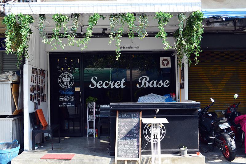 Cafe And Bar Secret Base