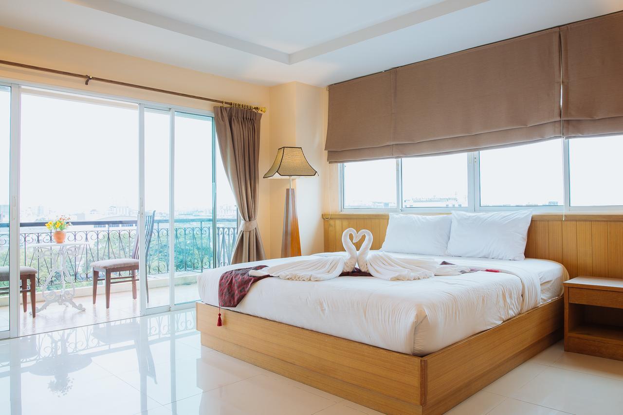 Metro Point Hotel