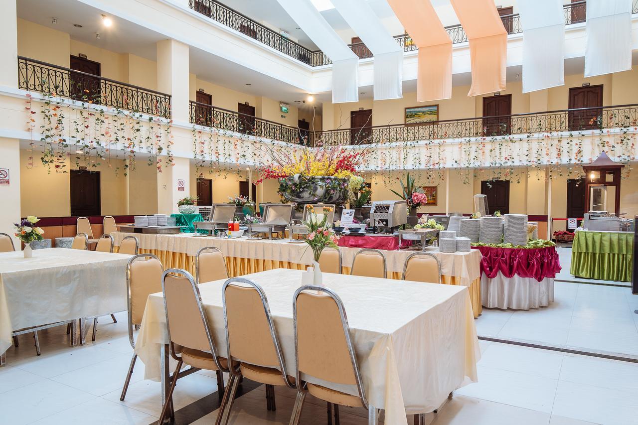Metro Point Hotel