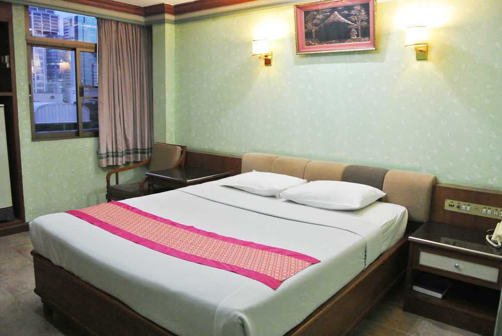 At Paradise Hotel 3*