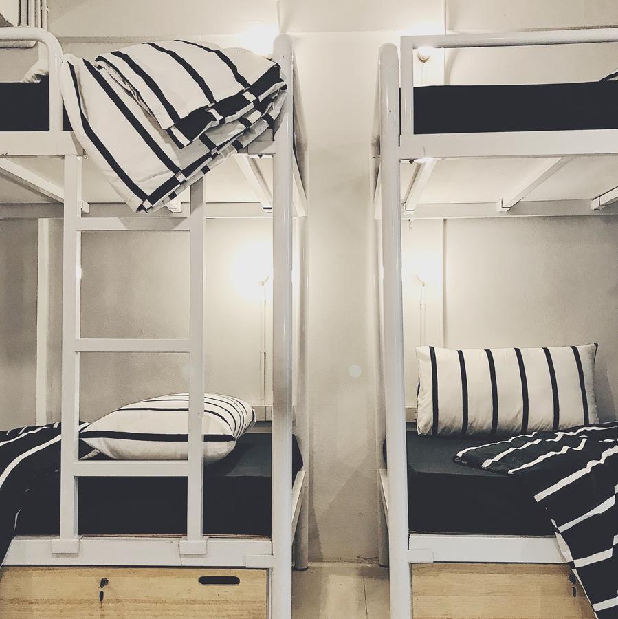 Beige Poshtels + Netflix *