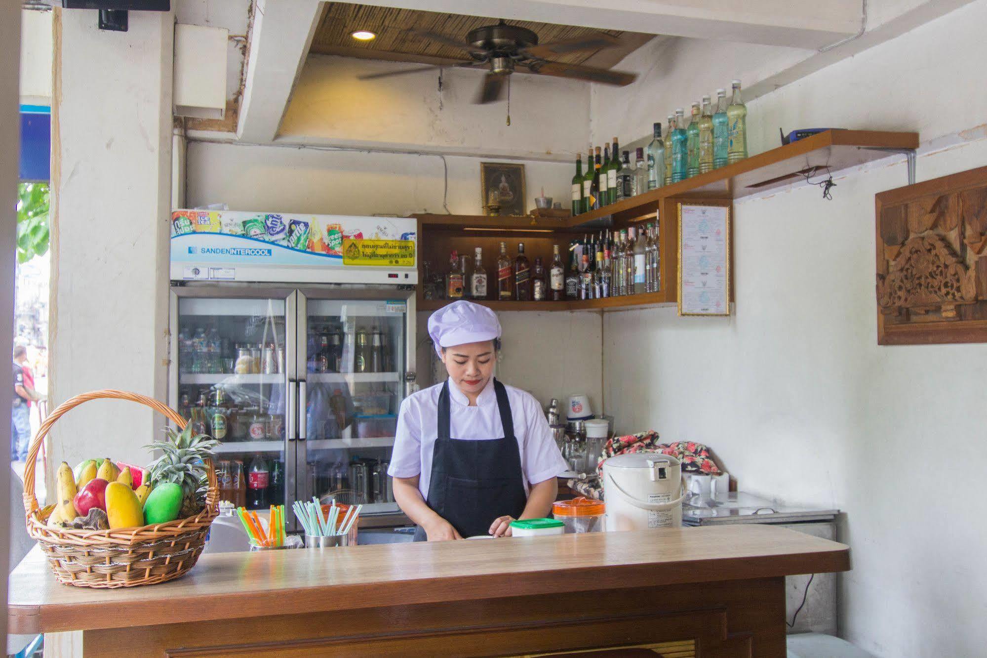 Cha-cha Phraathit Hotel