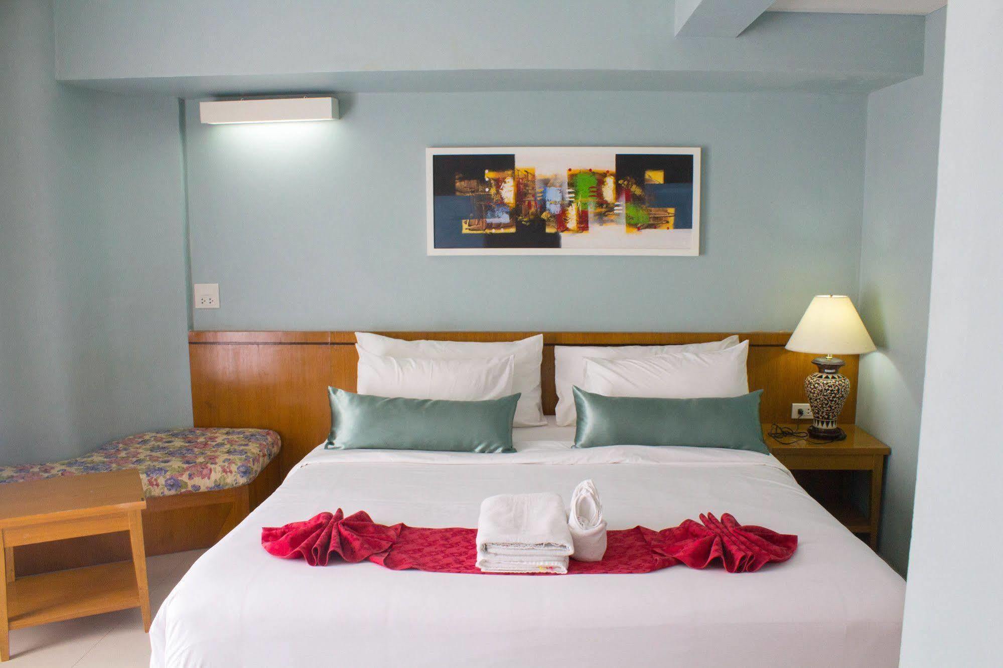 Cha-cha Phraathit Hotel