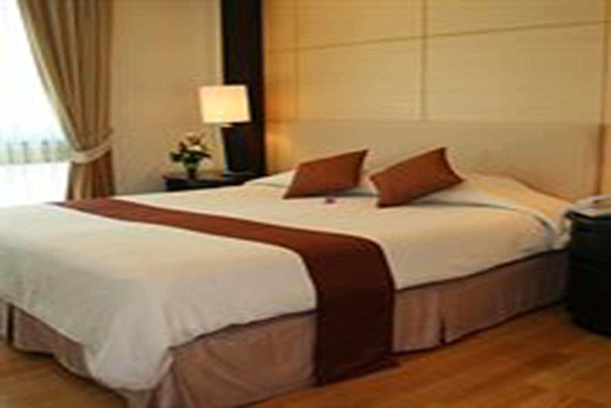 Radisson Chateau De Hotel 4*