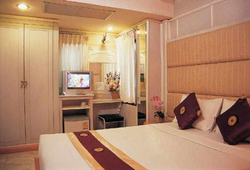Sam's 2* Bangkok