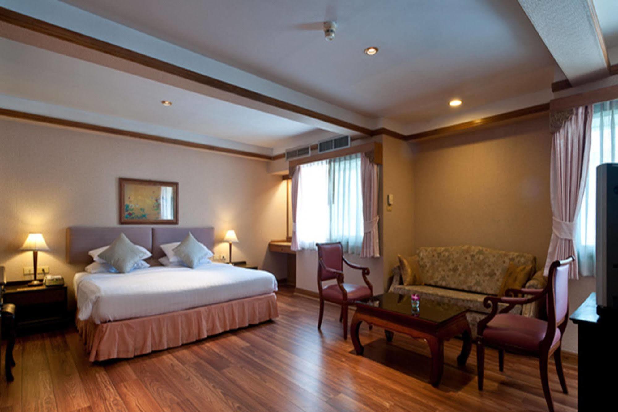 Silom Hotel 3*