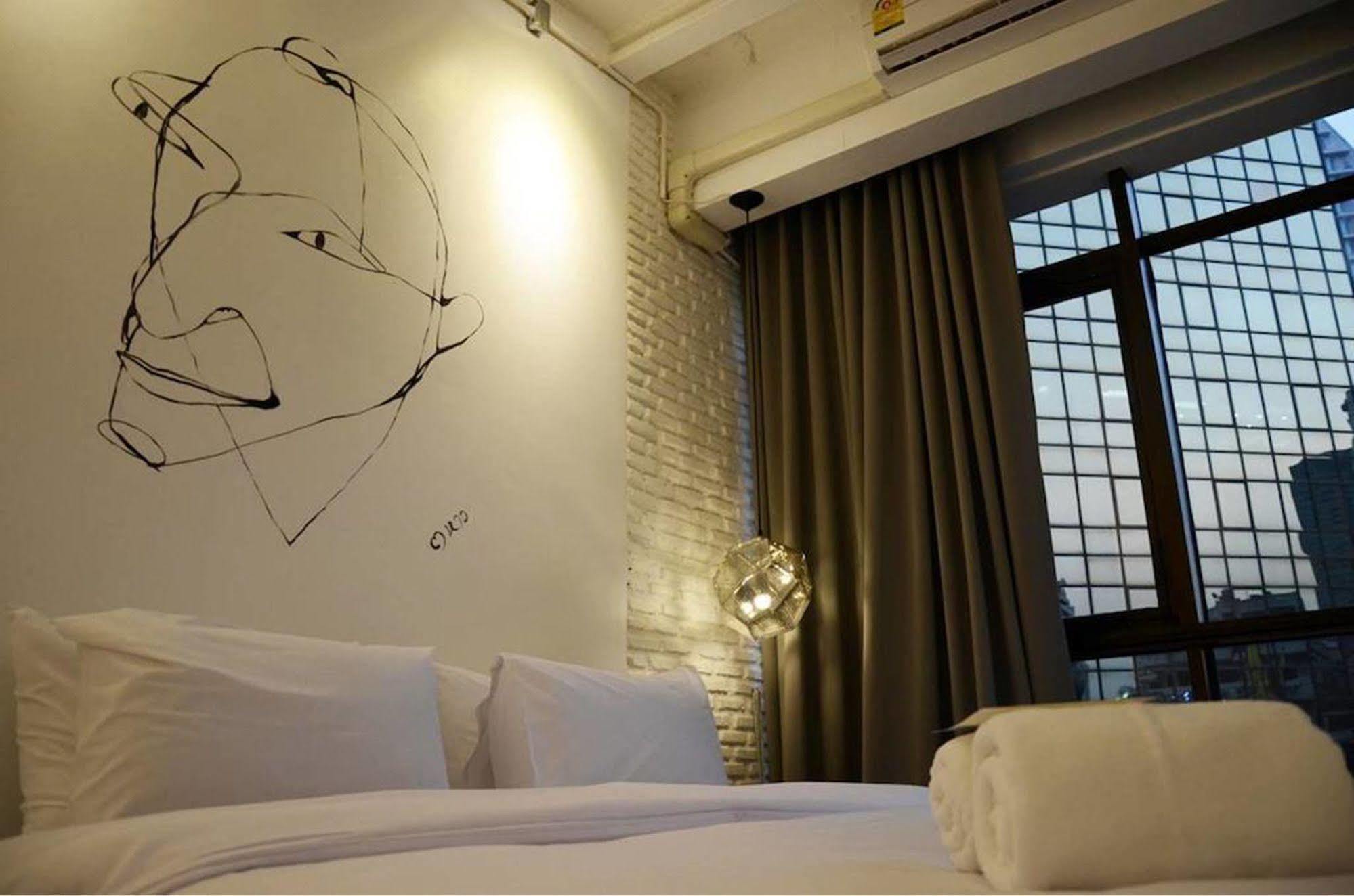 3howw @ Sukhumvit 21 * Bangkok