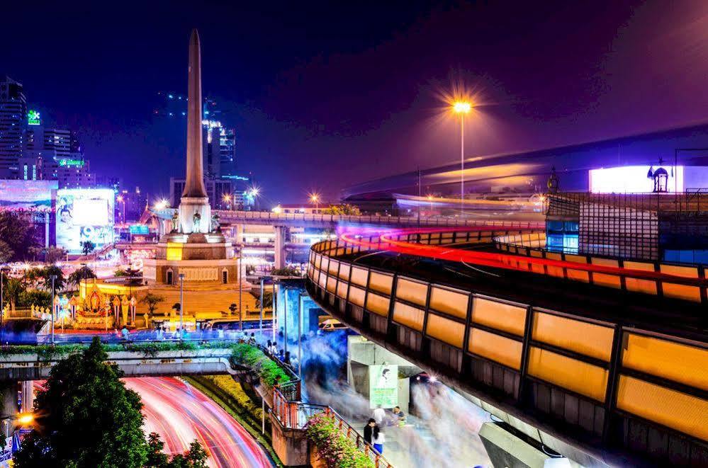T @ Victory Monument
