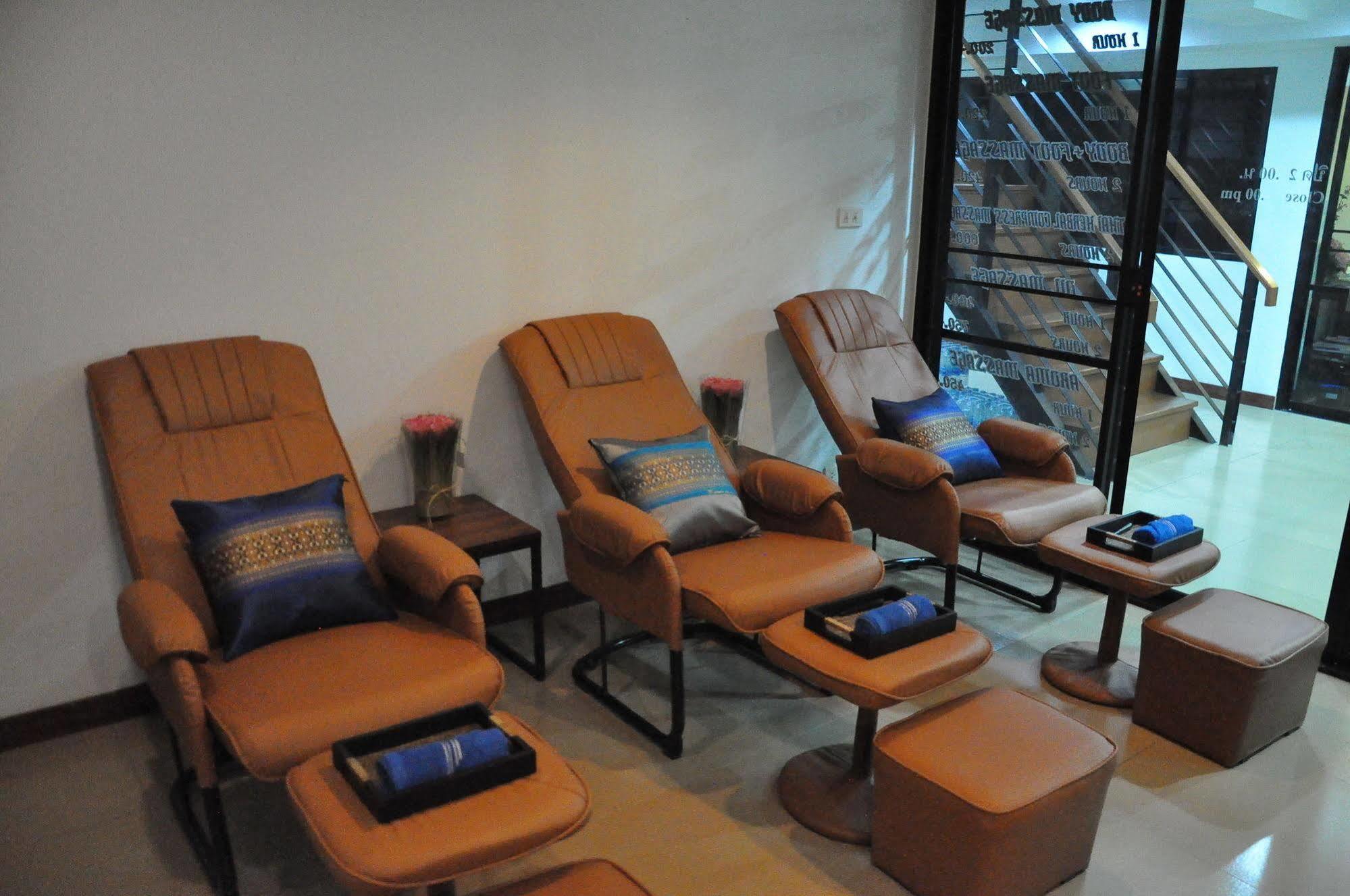 Double Dd House At Mrt Sutthisarn Hostel Bangkok