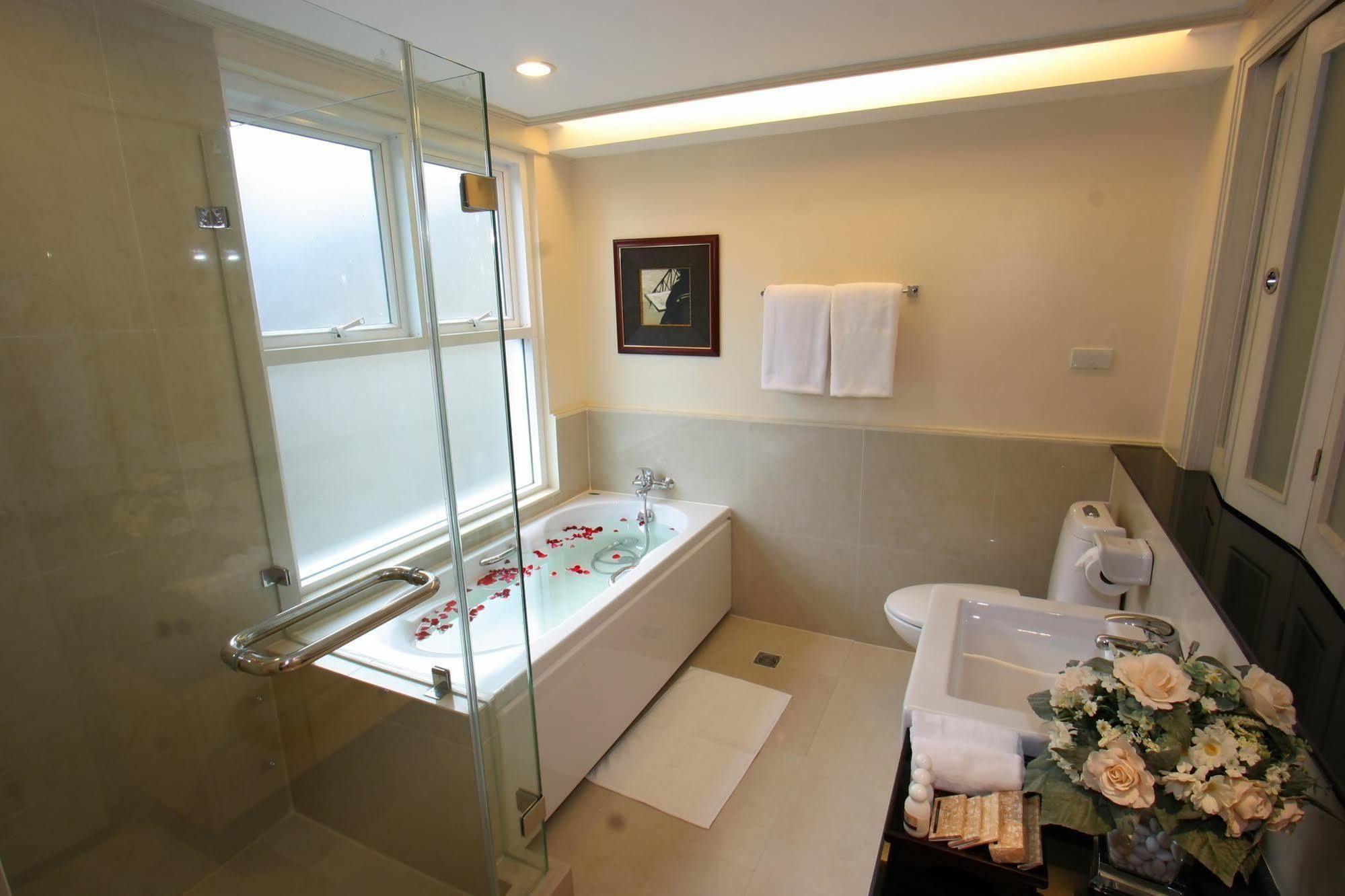 Hotel Hope Land Sukhumvit 24 4*