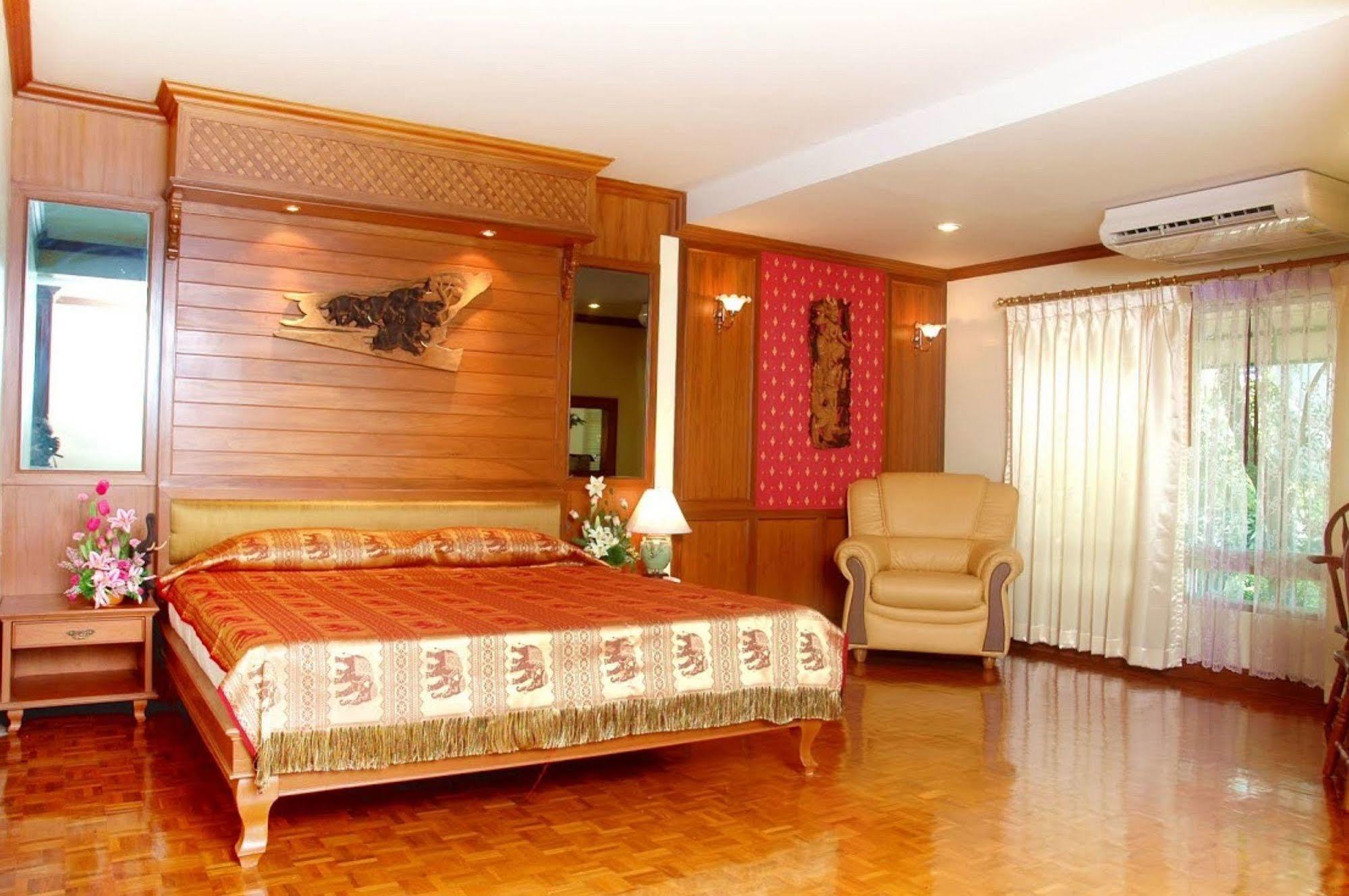 Royal Ivory Sukhumvit Nana Hotel