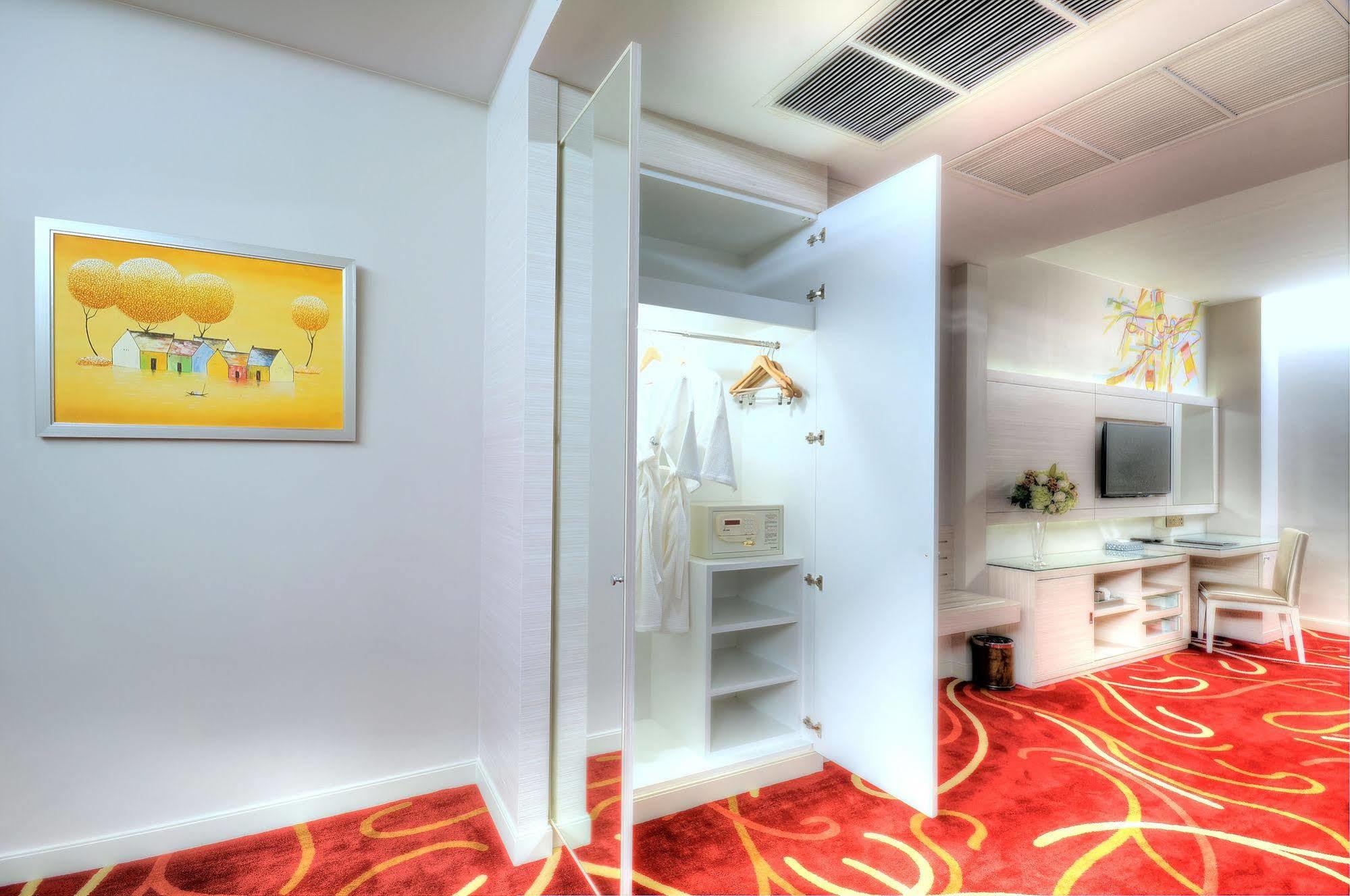Hotel One One 3*