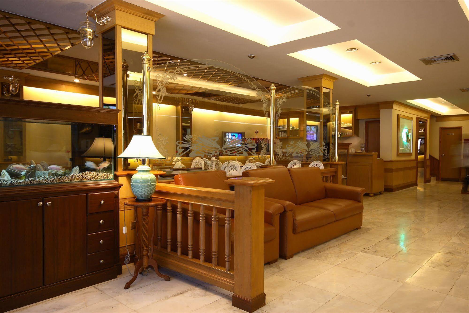 Street Inn, 3*