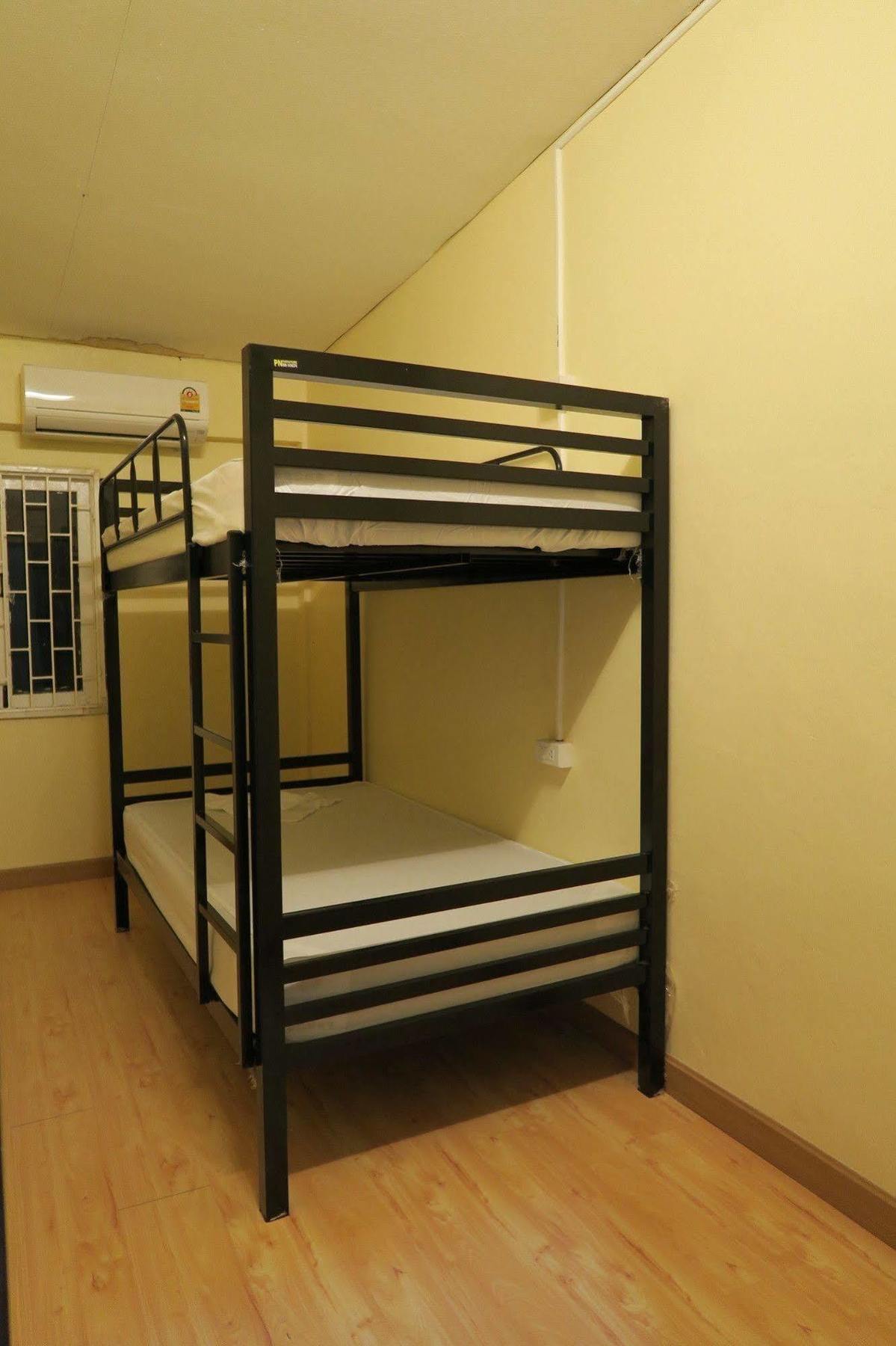 Red Lips Hostel *