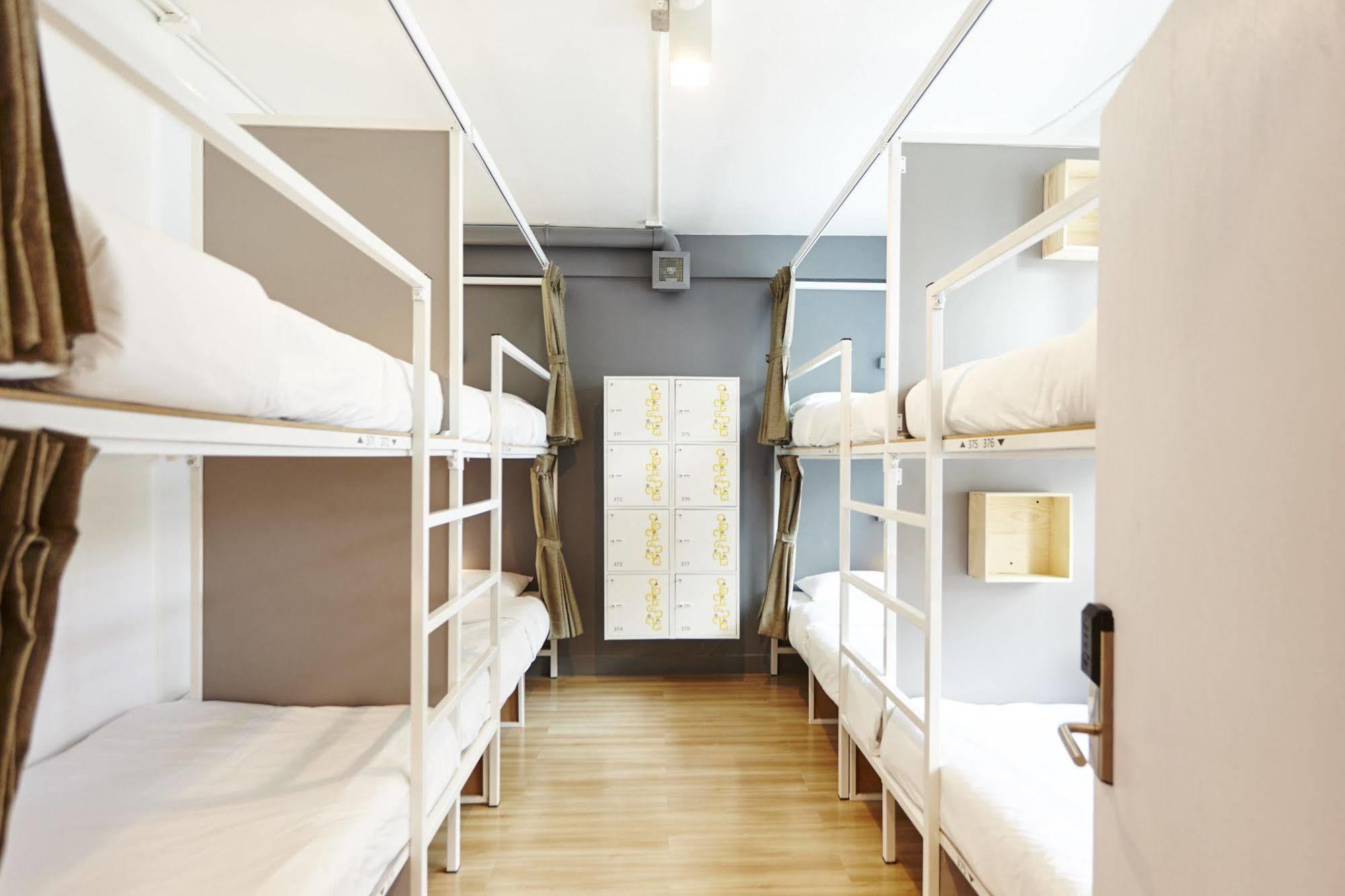 Liveitup Asok By D Varee Hostel