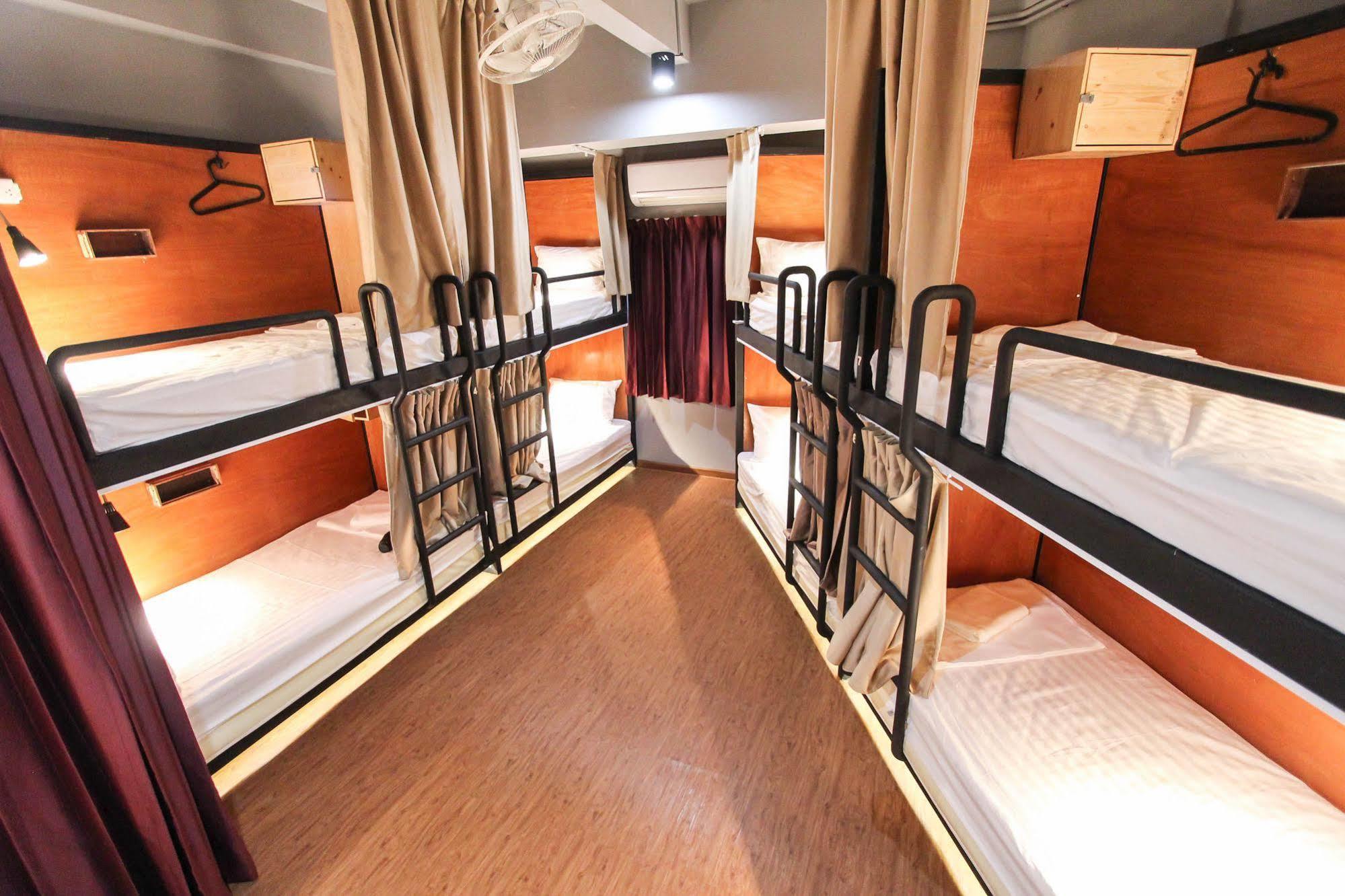 Hostel Thonglor Travellers And Cafe *