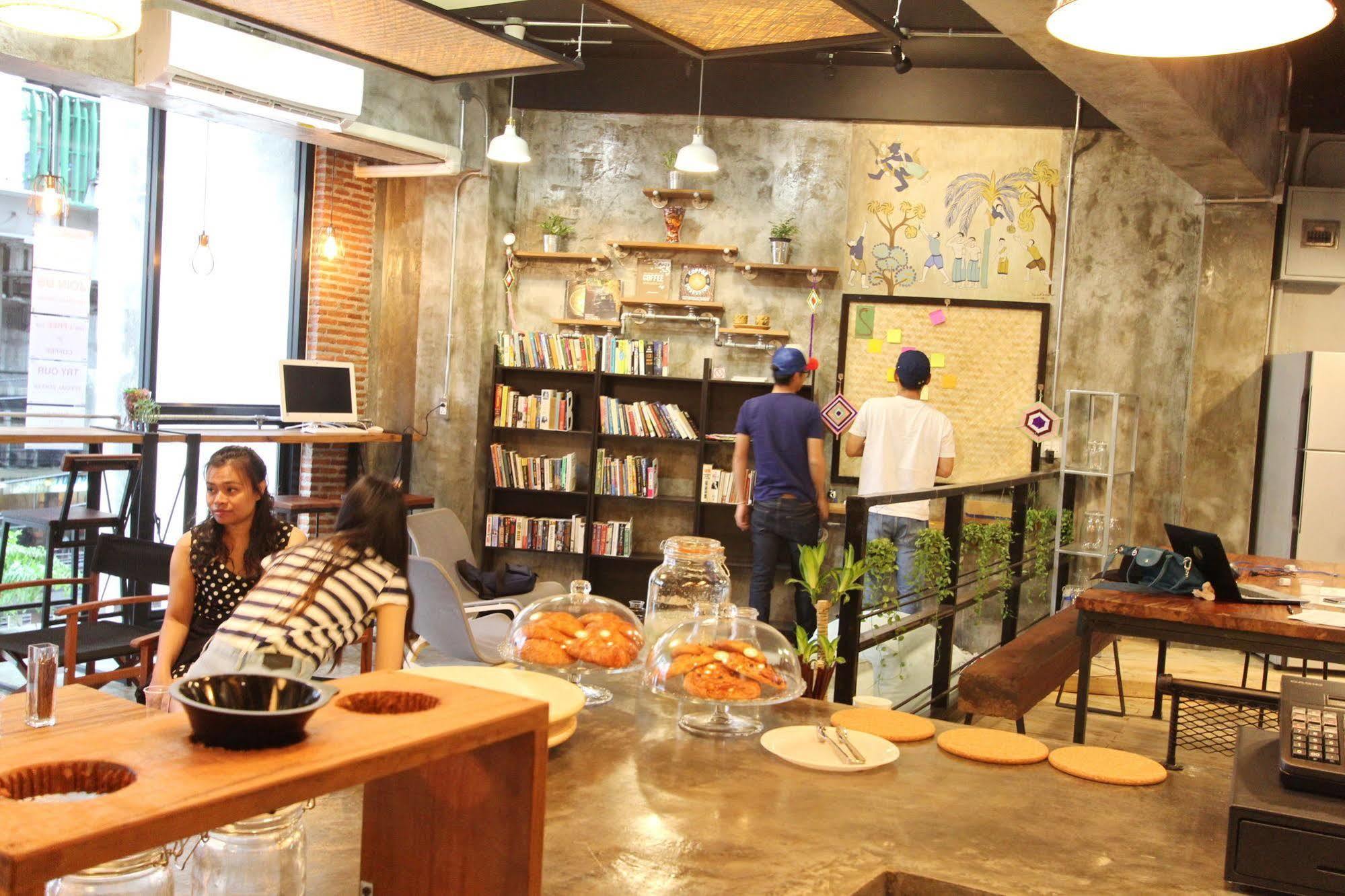 Thonglor Travellers And Cafe Hostel *