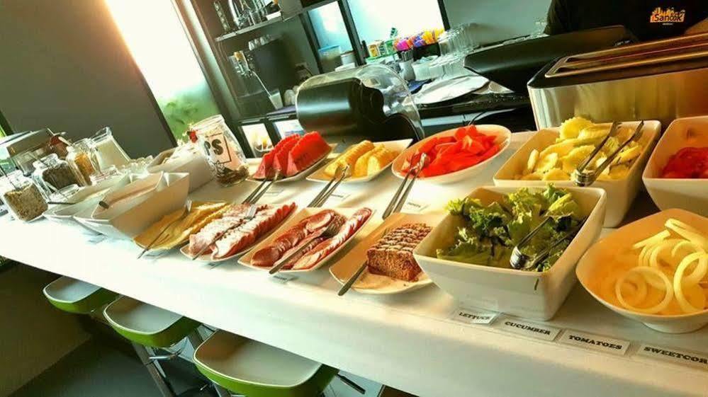 Isanook Hostel *