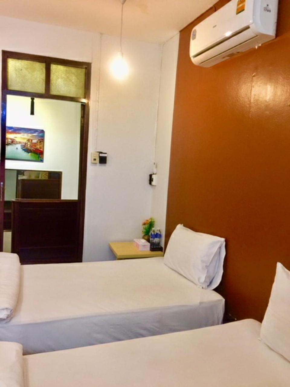 First 1 Boutique At Sukhumvit 1 Hostel *