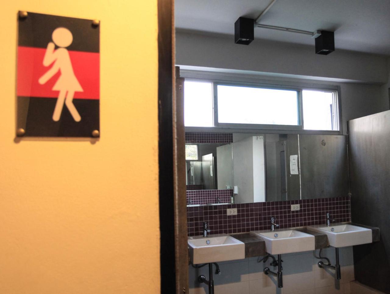Hostel Cheqinn - Sukhumvit 4 Nana Plaza *