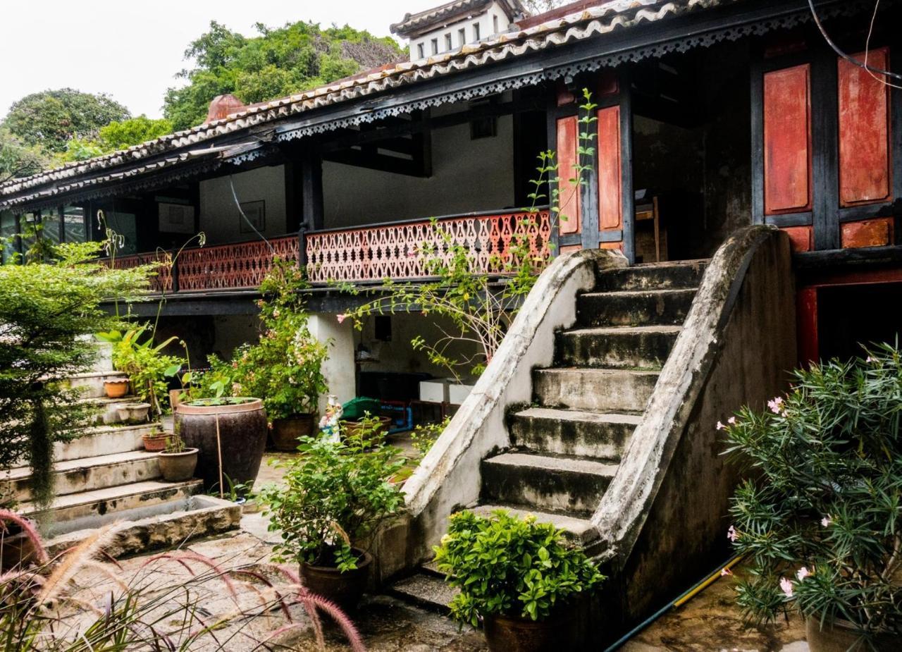 Four Sisters Hostel *
