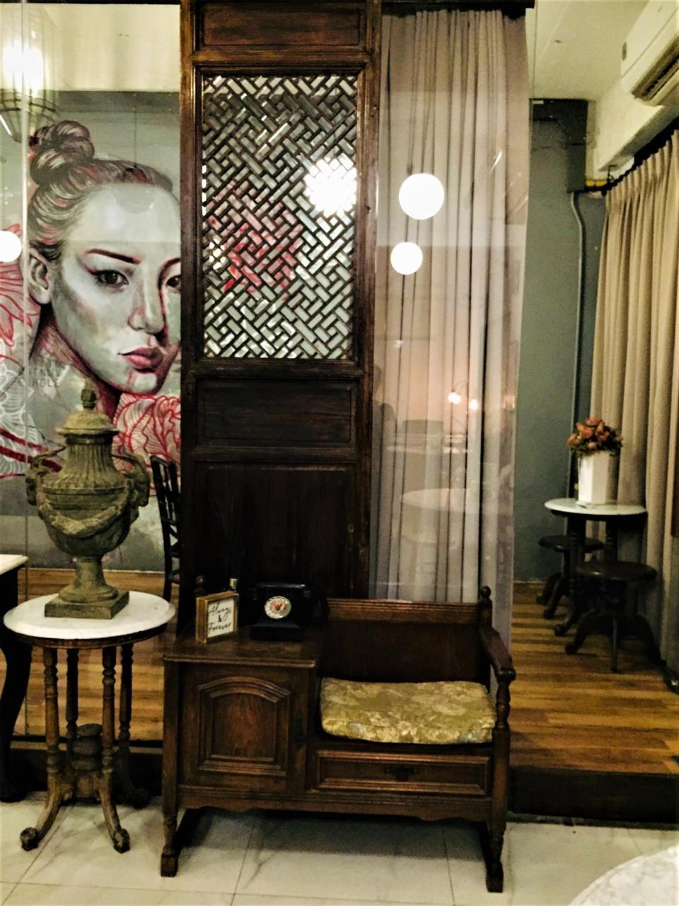 Bed & Breakfast In Vintage Thai Restaurant/love Bangkok