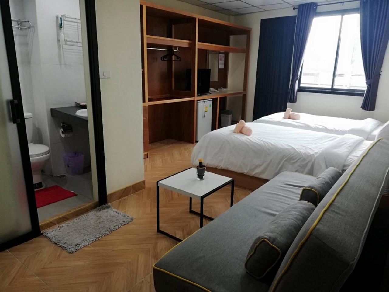 Double D & Cafe Hotel 2*