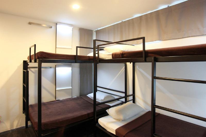 Cheqinn - Sukhumvit 4 Nana Plaza *