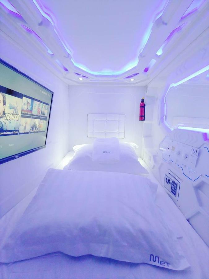 Asrama Met A Space Pod @ Asoke
