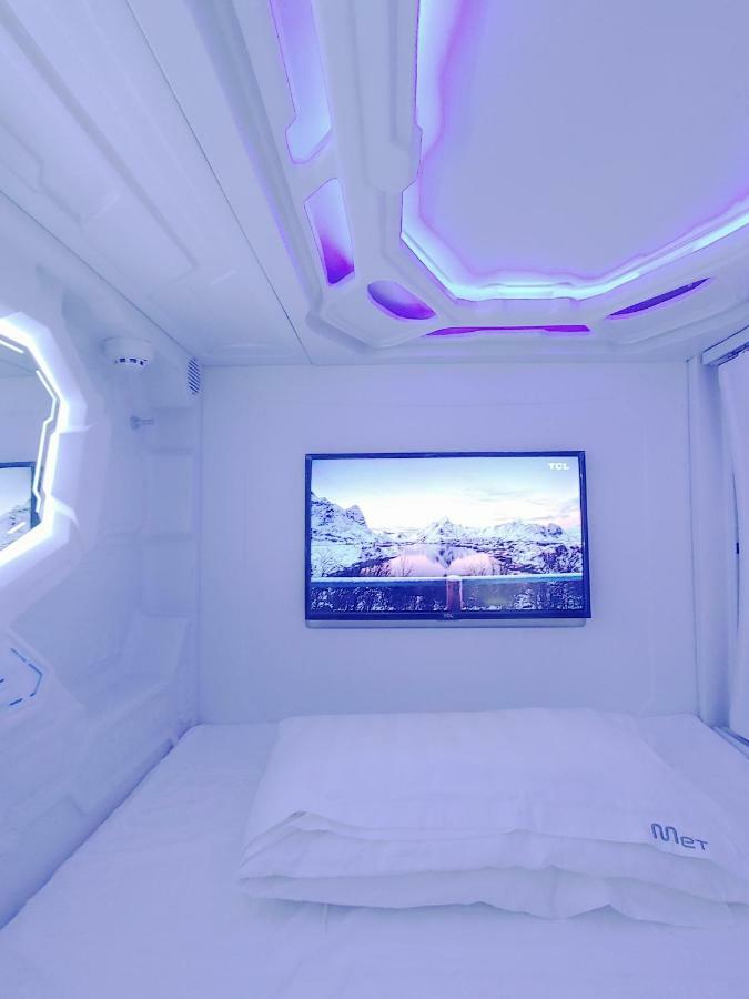 Asrama Met A Space Pod @ Asoke