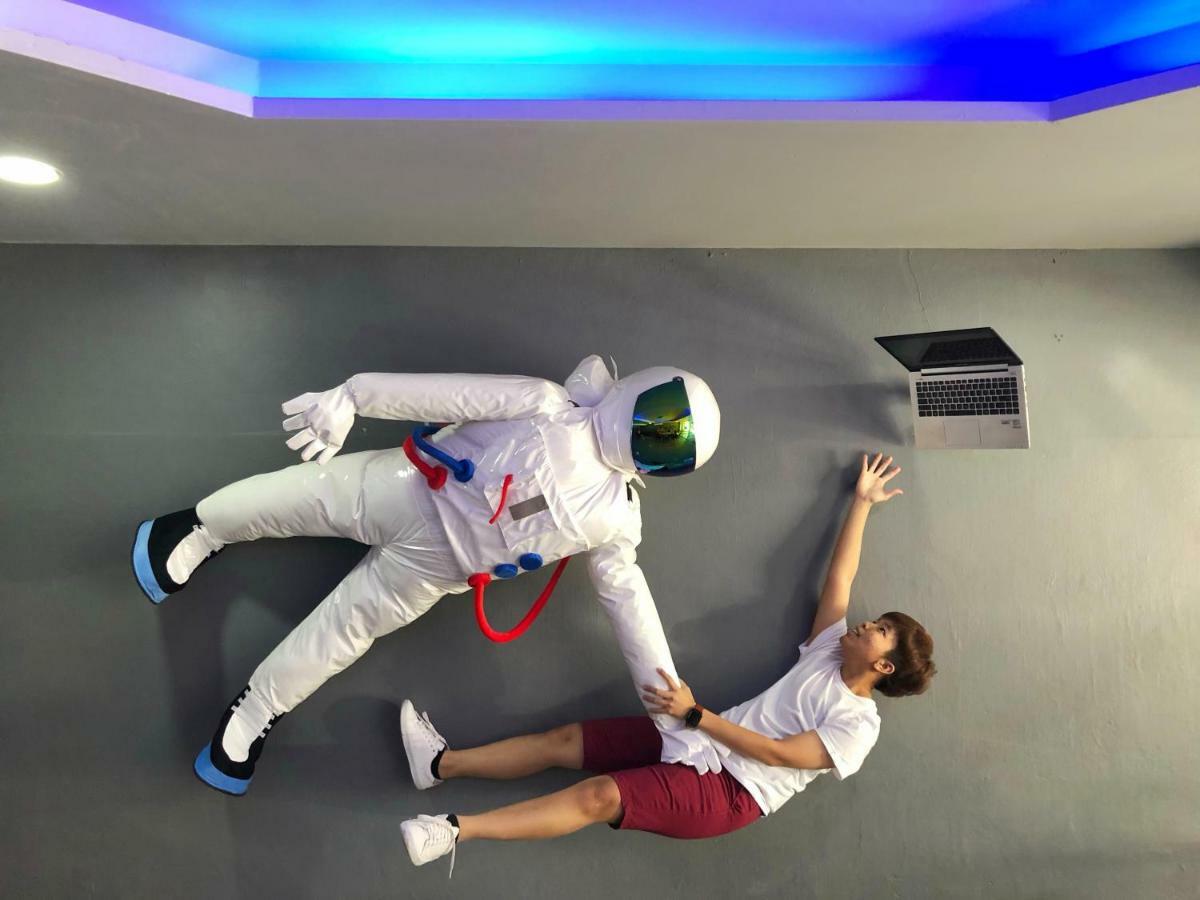 Asrama Met A Space Pod @ Asoke *
