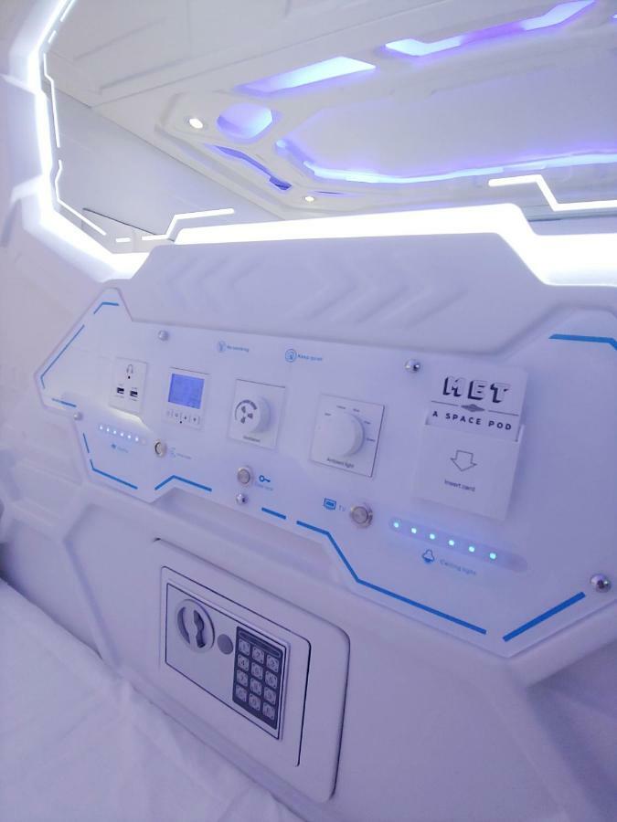 Asrama Met A Space Pod @ Asoke