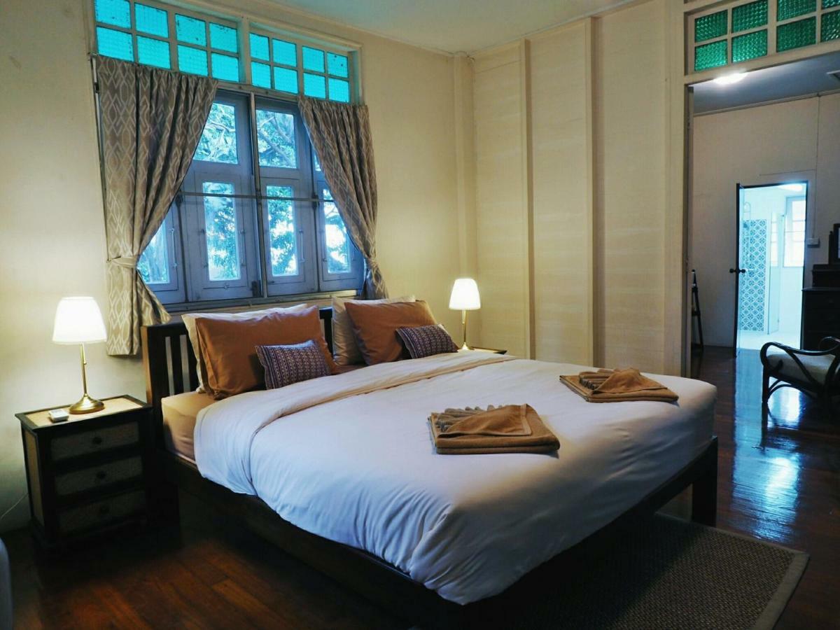 4brs Thai Heritage House In Samsen Holiday home Bangkok